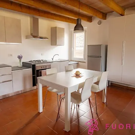 アパート Fuoriporta Affitti Brevi - Tetti Di パルマ